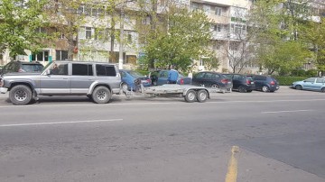 Neatenţie în trafic! A intrat în remorca unui autoturism
