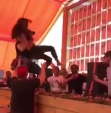 Tânără DROGATĂ, luată pe brațe de bodyguarzi! A făcut CIRC! VIDEO