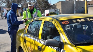 Vârstnic târât de un taximetru, la Casa de Cultură!