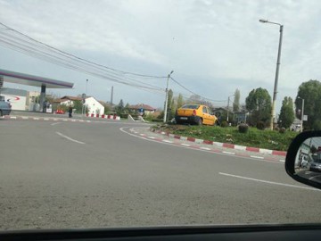 Un taximetru a PLONJAT pe un sens giratoriu din Constanța!