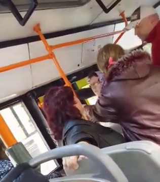 ŢIGĂNIE într-un autobuz RATC! Prinşi fără bilet, cât pe ce să-şi bage mâinile în părul controloarelor!
