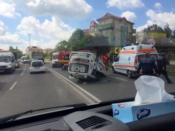 Haos în TRAFIC: ambulanță RĂSTURNATĂ la ieșire din Ovidiu!