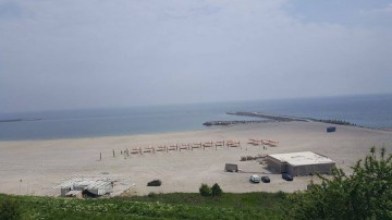 Agitaţie pe plaja 3 Papuci: afaceriştii au intrat cu maşinile pe plajă, să monteze primele şezlonguri!