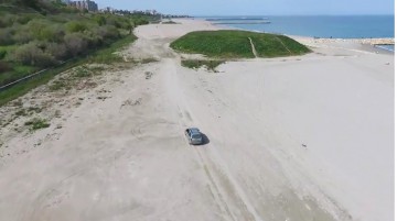 Istoria se repetă: încă un BIZON cu maşina pe plajă