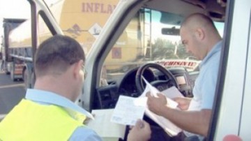 Microbuz care venea la Constanţa, tras pe dreapta! S-a lăsat cu amenzi!