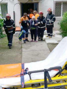 Bătrână intoxicată cu fum, scoasă din apartament de pompieri