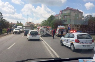 Haos în TRAFIC. O ambulanţă, acroşată de un Audi Q7: s-a RĂSTURNAT!