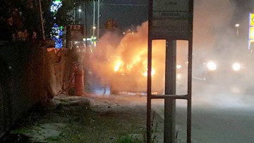 PANICĂ! O maşină a luat foc lângă o benzinărie