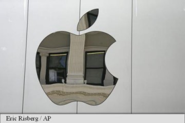 Apple devine prima companie americană a cărei valoare de piață depășește 800 de miliarde de dolari