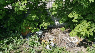 Constanţa: terenul din spatele unei biserici s-a transformat în groapă de gunoi