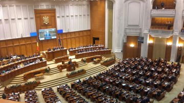 Președintele CE, Jean-Claude Juncker, a ales să se adreseze în franceză în Parlamentul României