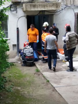 Pompierii din Constanța au scos o bătrână dintr-un apartament INUNDAT CU FUM