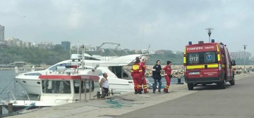 LA UN PAS DE NENOROCIRE: o tânără a căzut în mare, de pe pontonul din Mamaia! VIDEO