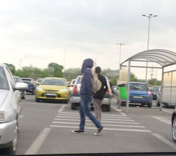Atenţie, şoferi! Doi adolescenţi stau în parcare la VIVO şi verifică portierele maşinilor