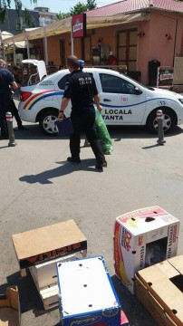 Nu mai e picior de comerciant în Piaţa Tomis III! Poliţiştii locali „au intrat în ei”
