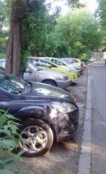 Locurile de parcare, veşnica problemă! Constănţenii vor să folosească „spaţiile verzi”