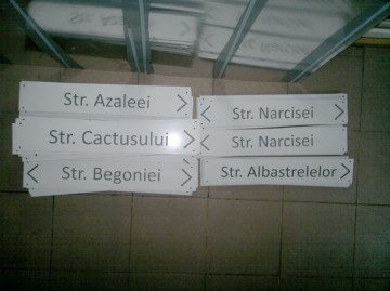 Nu ne mai uităm gură cască! Primăria cumpără indicatoare pentru denumirea străzilor