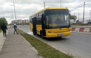 Un autobuz de transport persoane a luat foc în Mamaia