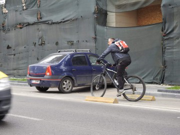 NESIMȚIRE! Un șofer a transformat pista de bicicliști în propriul loc de parcare