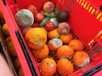 MUCEGAI la pachet. Fructe şi legume „BĂTUTE DE SOARTĂ”, vândute la Auchan cu eticheta „premium”