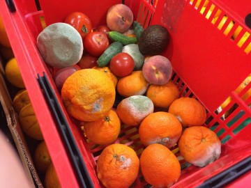 Control OPC în Auchan și Carrefour. Ni se bagă pe gât fructe și legume PUTREZITE