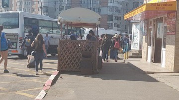 Nebunie la Gara din Constanța! Tinerii au luat cu asalt microbuzele către sudul litoralului