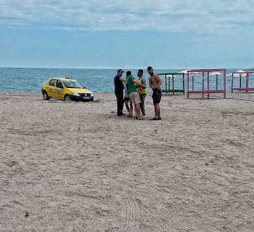 NESIMȚIRE pe nisipurile din Vama Veche. A lăsat mașina pe plajă