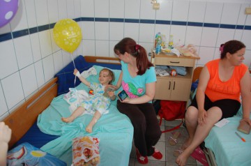 Copiii din spitalele constănţene, vizitaţi de personajele din poveşti