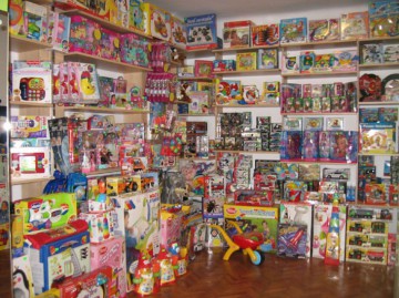 Trei minori au furat jucării dintr-un centru comercial!