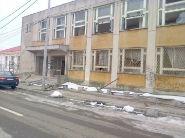 Undă verde pentru demolarea fostei clădiri a Bibliotecii Judeţene din Coiciu