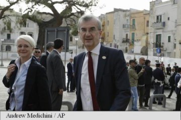 Oficialii discută cu băncile interesate de mutarea operațiunilor la Paris, după Brexit