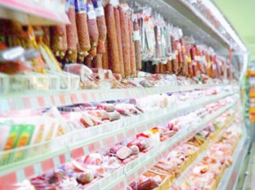 O angajată de la un supermarket era să rămână fără deget după ce s-a tăiat la feliator