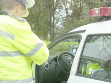 Urmăriri în trafic: un şofer beat şi cu permisul reţinut a pus pe jar poliţiştii
