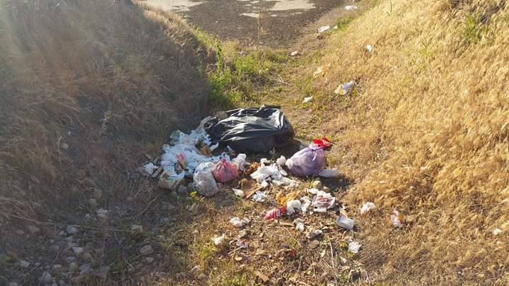 Este căutată Tanţa contabila! Şi-a aruncat sacii cu gunoi pe un teren proprietate privată în Limanu! Este căutată Tanţa contabila! Şi-a aruncat sacii cu gunoi pe un teren proprietate privată în Limanu!