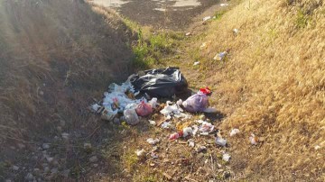 Este căutată Tanţa contabila! Şi-a aruncat sacii cu gunoi pe un teren proprietate privată în Limanu!