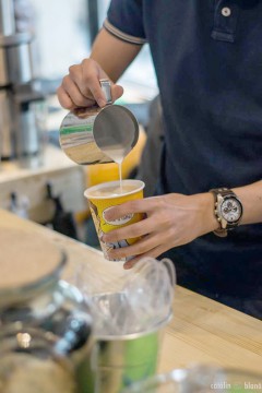 Eveniment caritabil! Liceeni lucrează ca barista pentru o zi, să ajute copiii cu nevoie speciale