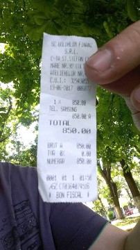 ŢEAPĂ la un amanet din buricul târgului, cu un telefon gata stricat