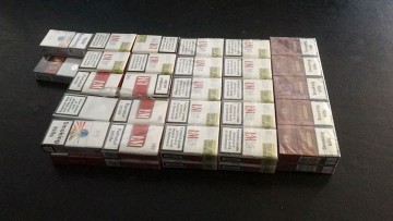 Bişniţari prinşi cu peste 300 de pachete de ţigări