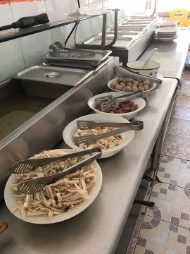 Condiţii HORROR la Cuptorul cu Plăcinte: administratorul a FUGIT! OPC a retras TONE de alimente EXPIRATE