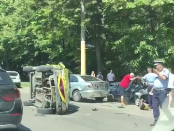 HAOS pe Lăpuşneanu: o maşină s-a răsturnat!