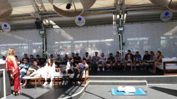 MAMAIA. Barmanii şi ospătarii din cluburi, instruiţi ce să facă în cazuri extreme de consum de droguri!