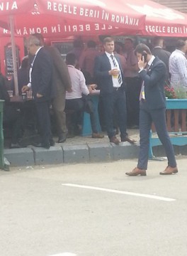 Congresul PNL. În timp ce Bușoi vorbea despre peștele care de la cap se împute, colegii au dat o tură la grătarul cu mici