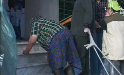 Bătrână cu handicap, obligată să se TÂRASCĂ pe scări pentru o ştampilă Bătrână cu handicap, obligată să se TÂRASCĂ pe scări pentru o ştampilă