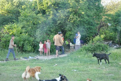 Scandal cu ţiganii din Crucea şi Castelu: Primăria Constanţa i-a evacuat de pe spaţiile ocupate abuziv Scandal cu ţiganii din Crucea şi Castelu: Primăria Constanţa i-a evacuat de pe spaţiile ocupate abuziv