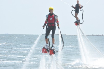 Mazăre, demonstraţie de flyboarding în faţa turiştilor Mazăre, demonstraţie de flyboarding în faţa turiştilor