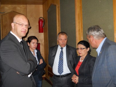 Senatorul Moga şi ministrul Andronescu, despre politizarea învăţământului românesc Senatorul Moga şi ministrul Andronescu, despre politizarea învăţământului românesc