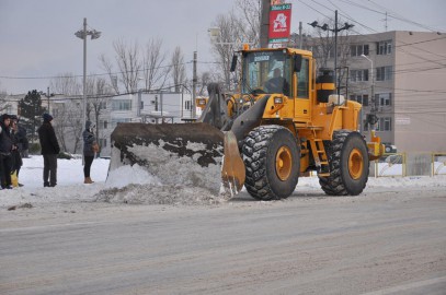 Pregătiri pentru iarnă grea: drumarii cumpără zeci de tone de material antiderapant Pregătiri pentru iarnă grea: drumarii cumpără zeci de tone de material antiderapant