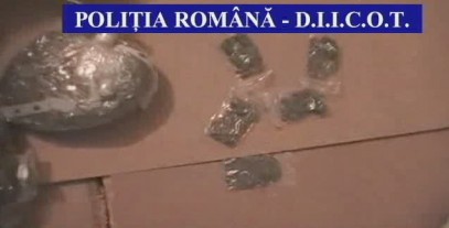 Iată IMAGINILE de la prinderea în flagrant a dealerului care alimenta cu droguri liceenii de la Virgil Madgearu Iată IMAGINILE de la prinderea în flagrant a dealerului care alimenta cu droguri liceenii de la Virgil Madgearu