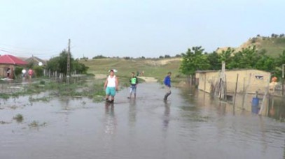 Primăria Peştera repară drumurile distruse la inundaţii cu bani de la bugetul local Primăria Peştera repară drumurile distruse la inundaţii cu bani de la bugetul local