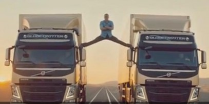Jean-Claude Van Damme a făcut şpagatul pe două camioane aflate ÎN MIŞCARE Jean-Claude Van Damme a făcut şpagatul pe două camioane aflate ÎN MIŞCARE